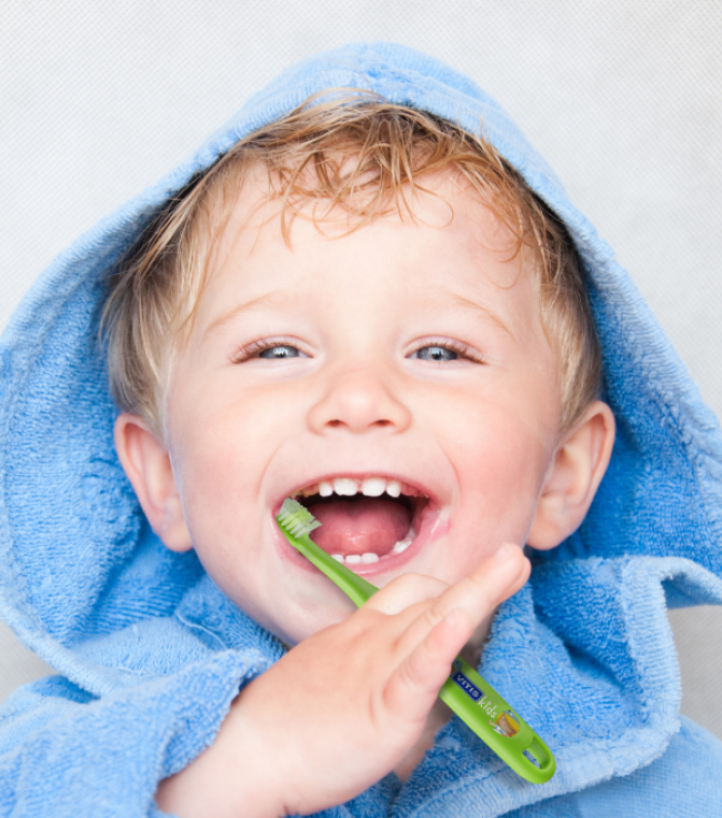 Jongetje poetst zijn tanden